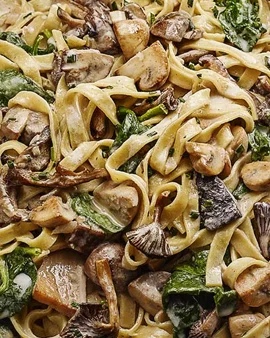 TAGLIATELLE Z GRZYBAMI I SZPINAKIEM