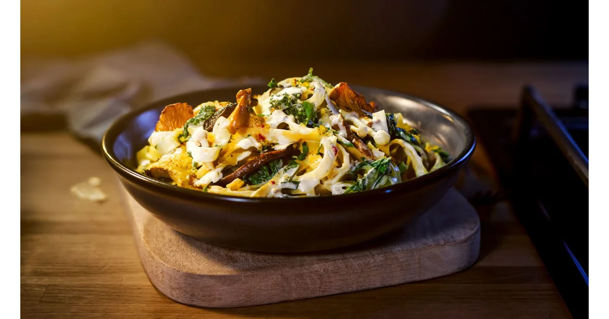 Tagliatelle de champiñones silvestres y espinacas