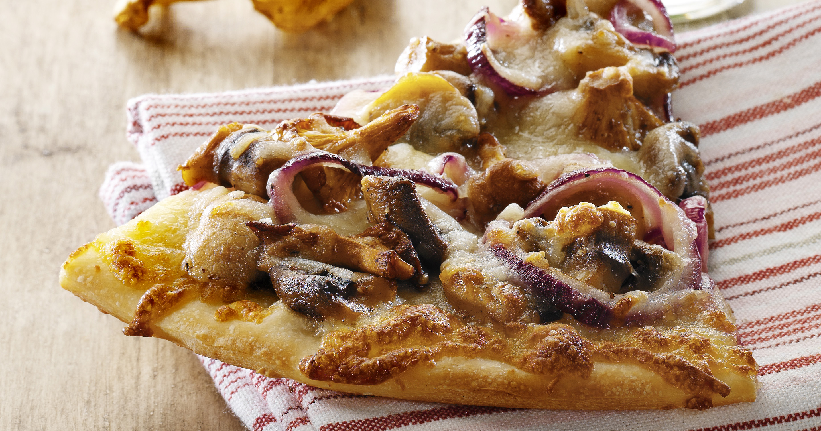 Pizza med svampe og pinjekerner