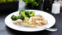 Het kyckling med råstekt broccoli