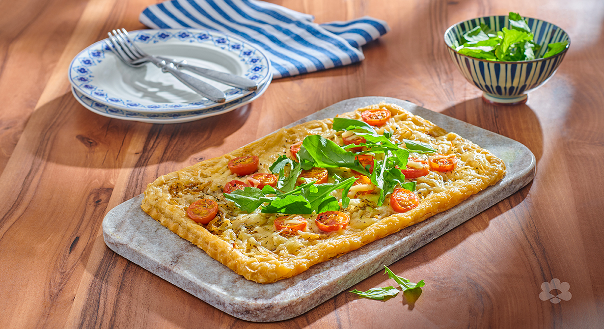 فطيرة جبنة الامنتال مع البصل المكرّمل