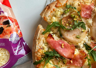 Pizza de pera asada y prosciutto con Arla® Rallado Mozzarella