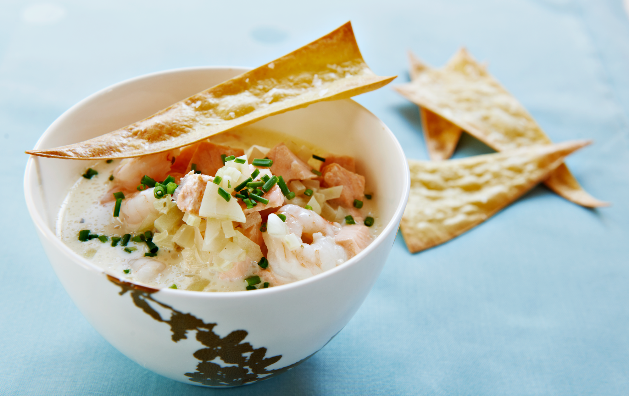 Hvidløgssuppe med laks og sprøde pastakiks