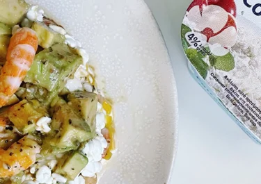 Tartar de aguacate, mango y gambas con Arla Cottage