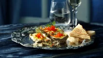 Gratinerede østers med strimlet grønt