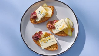 Crostini med blåmögelost och päron