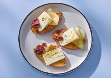 Crostini med blåmögelost och päron