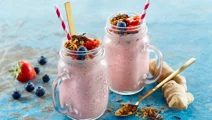Frisk smoothie med jordbær, lime og ingefær