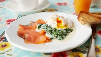 Pocherade ägg med lax och citronsås