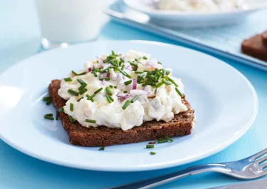 Mild gubbröra på rågbröd