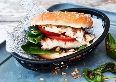 Kycklingburgare med bluecheesedressing och grillade padrones