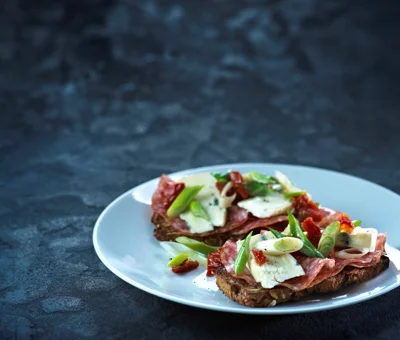 Rukiiset sinihomejuusto-salamileivät