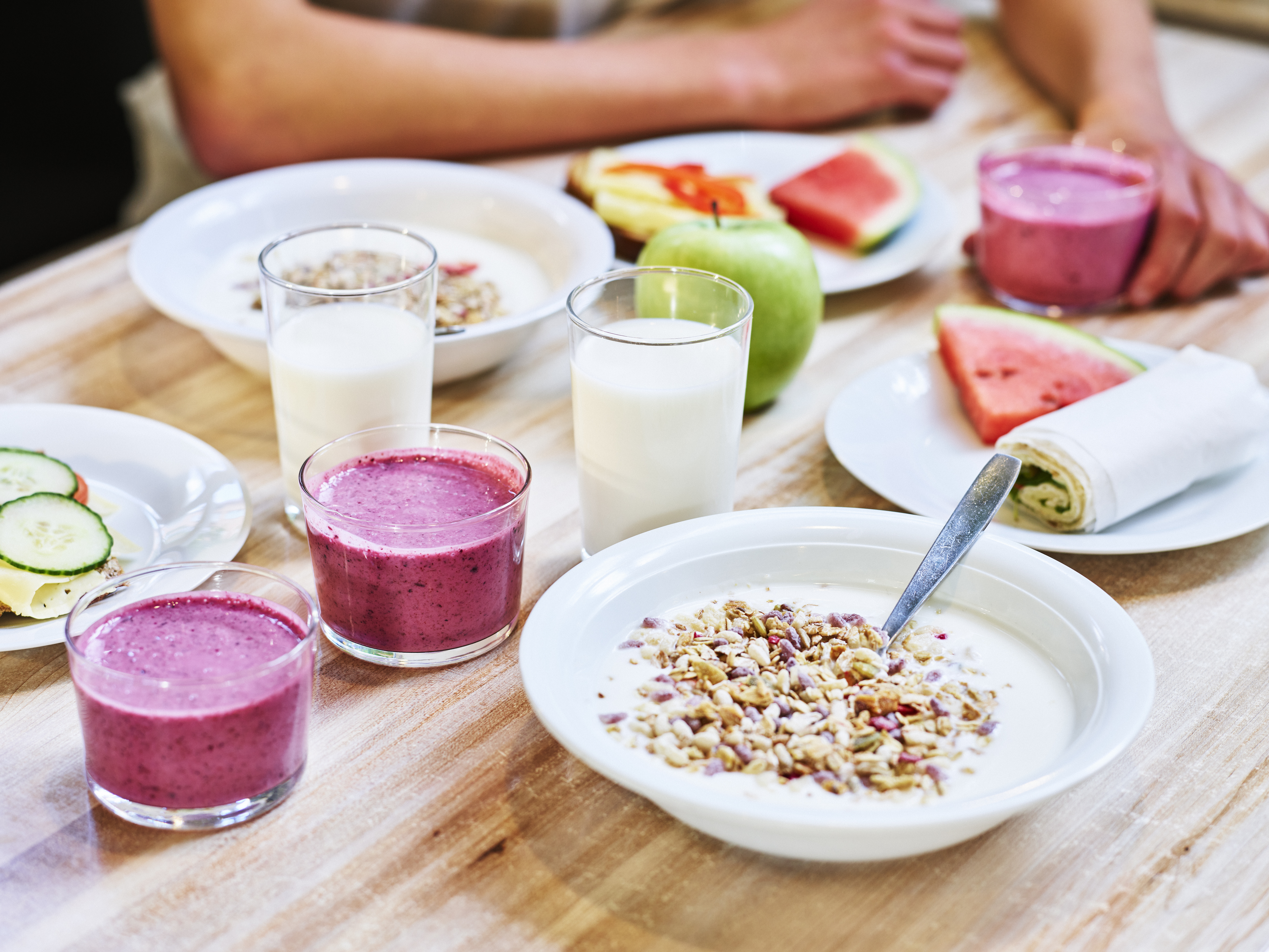 Elever som äter frukost