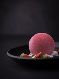 Dômes glacés à la fraise et éclats de meringue