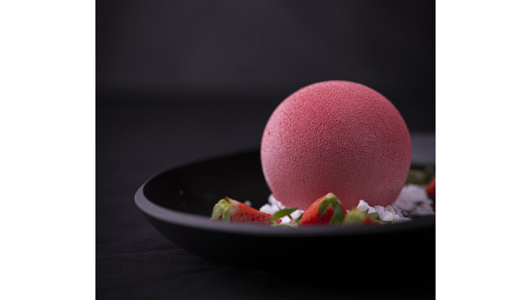 Dômes glacés à la fraise et éclats de meringue
