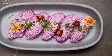 Raikas ja kauniin punajuuriraejuusto tuo piristystä buffetpöytiin.