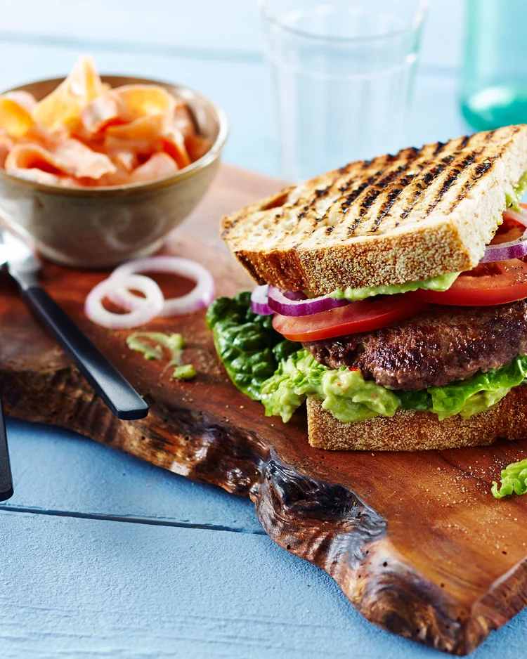 Sandwich med bøf og avocado - Nem Opskrift fra Arla | Arla