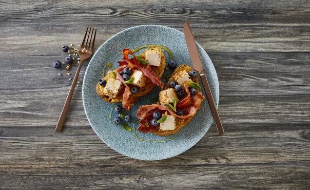 SÜSSER UND SALZIGER FRENCH TOAST MIT ANANAS-FRISCHKÄSE