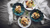 Egg clouds med cheddar och bresaola