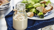 Asiatisk gräddfilssås med soja, sesam och lime