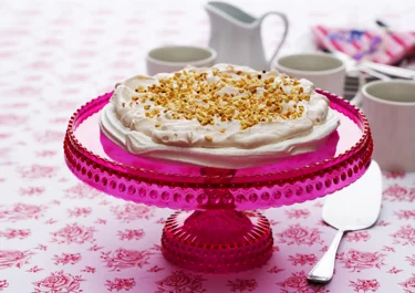 Maräng med jordgubbsgrädde