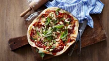 BBQ-pizza met knoflookgarnalen