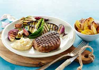 Oksemørbradbøffer med saftige grillede grøntsager