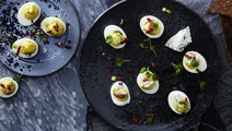 Deviled eggs med cheddar och blåmögelost