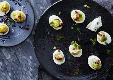 Deviled eggs med cheddar och blåmögelost
