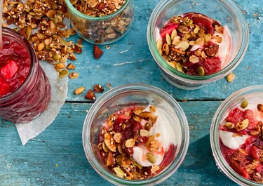 Skyr met rabarber en krokante muesli