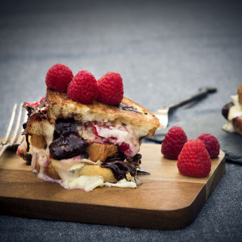 Grilled Cheese Sandwich med brie, hallon och choklad