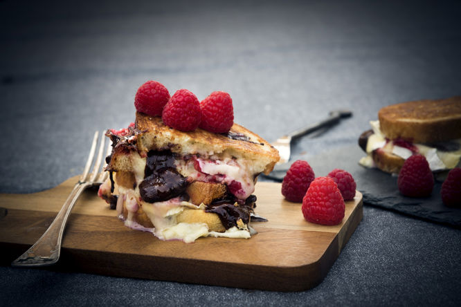 Grilled Cheese Sandwich med brie, hallon och choklad
