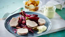 Saltet mørbrad med rødbedesalat