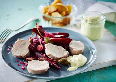 Saltet mørbrad med rødbedesalat