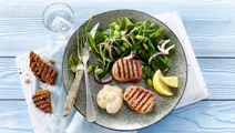 Grillede mørbradbøffer med parmaskinke og edamame-bønnesalat