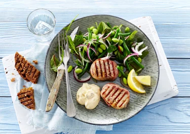 Grillede mørbradbøffer med parmaskinke og edamame-bønnesalat