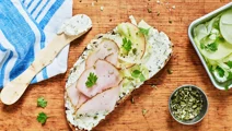 Surdegssmörgås med vitlöks- och örtfärskost, kalkon samt fänkåls- och äppelsallad