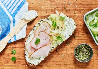 Surdegssmörgås med vitlöks- och örtfärskost, kalkon samt fänkåls- och äppelsallad
