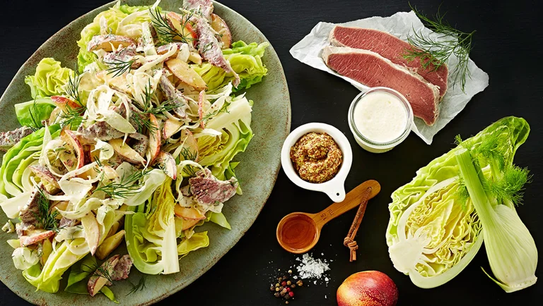 Nektarinsalat med kalvebryst og sennepscreme på røde eller grønne spidskål