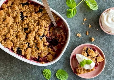 Apfel- und Brombeer-Crumble mit Skyr