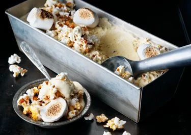 Glass med popcorn och grillade marshmallows