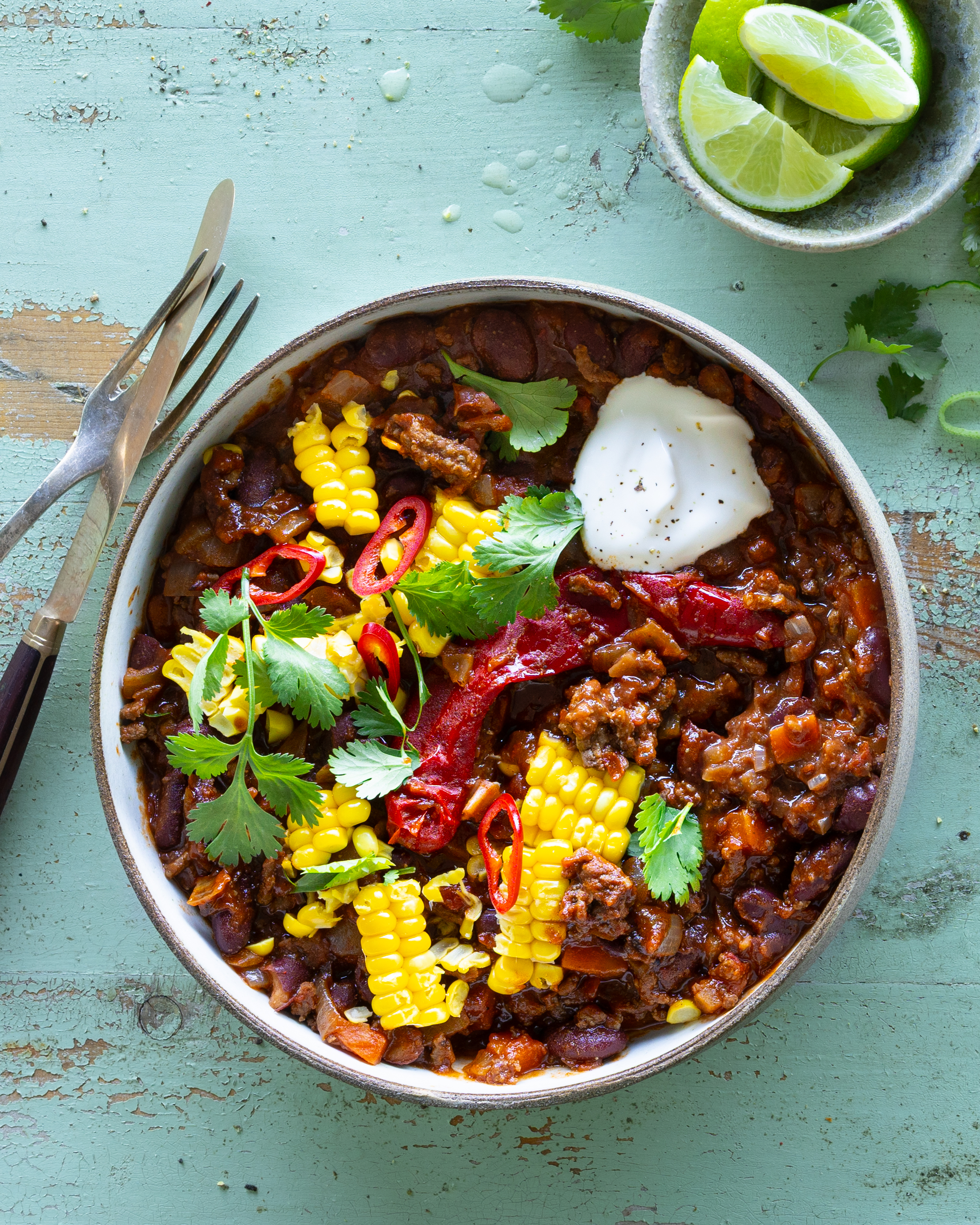Chili con carne  – krydret simreret med bønner og oksekød.