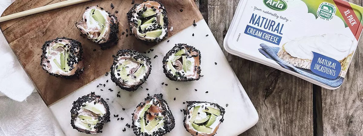 Keto sushi z łososiem, awokado i kremowym serkiem Arla Natural