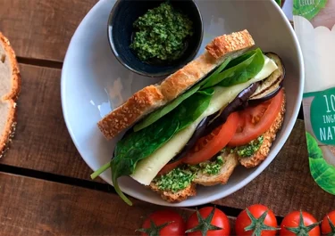 Sándwich de queso, berenjena y pesto