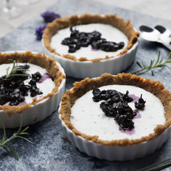 Getosttarte med honungsrostade blåbär