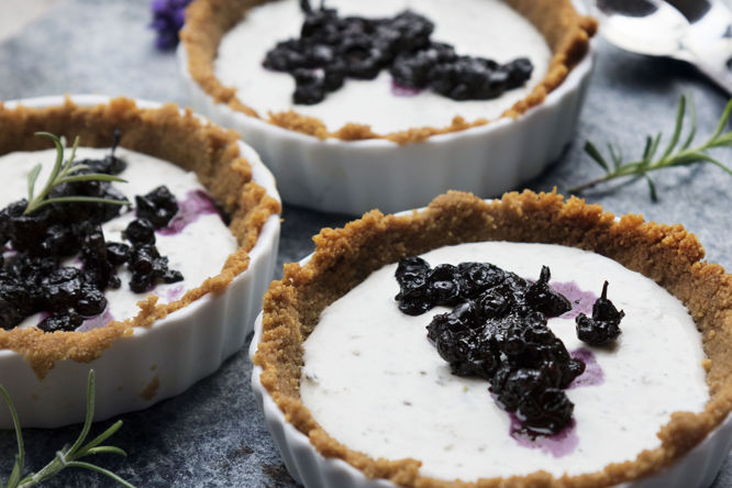 Getosttarte med honungsrostade blåbär