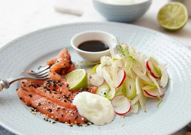 Fänkålssallad med laxsashimi och wasabiyoghurt