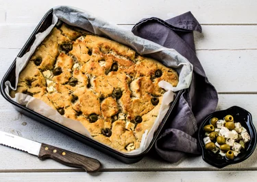Olijvenfocaccia met witte kaas