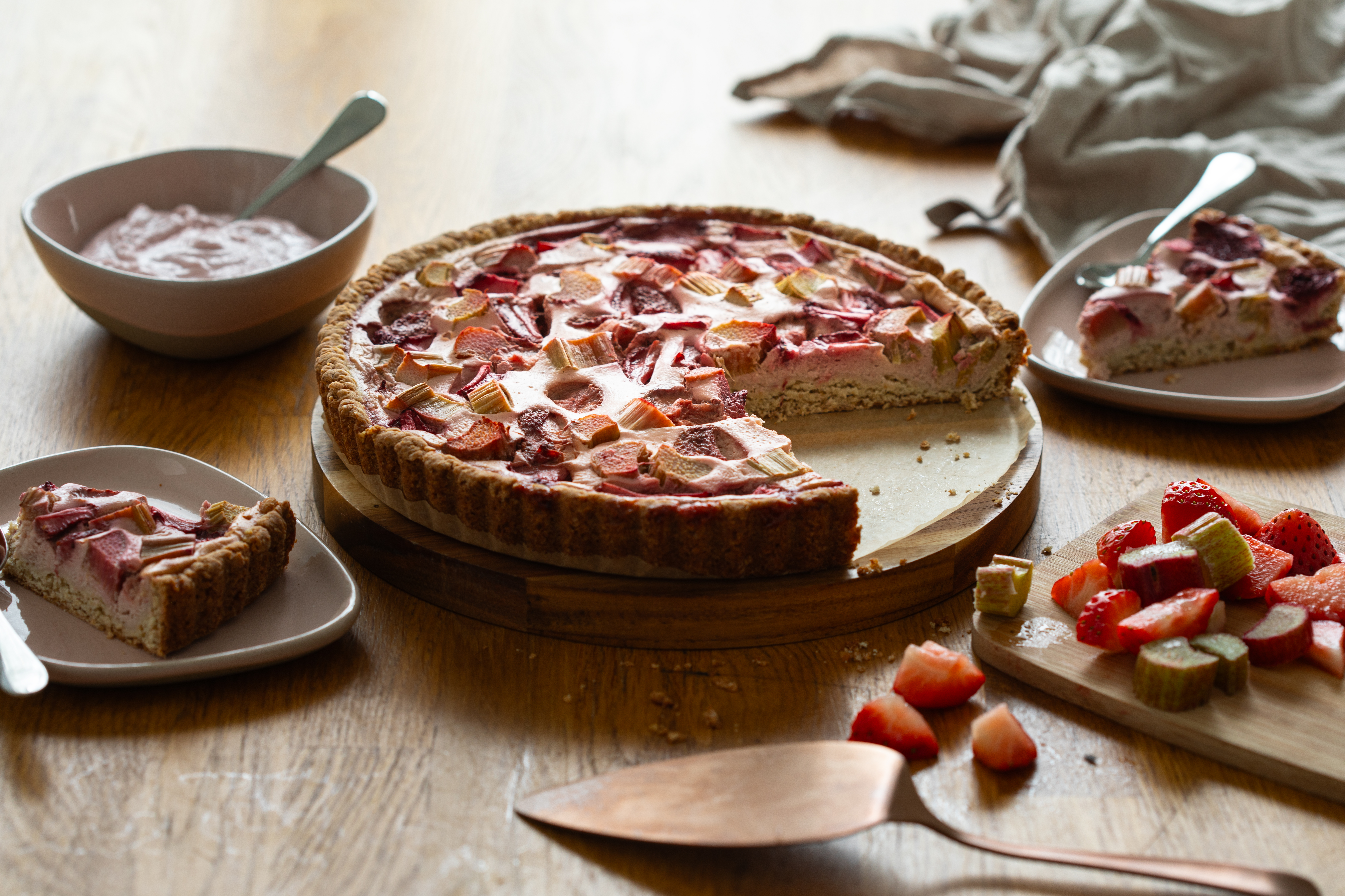 Mansikka-raparperirahkapiirakka