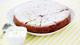 Limekladdkaka med limeyoghurt